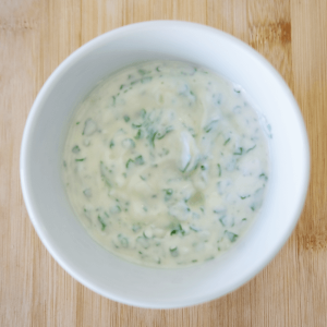 molho de salada de iogurte e ervas aromaticas