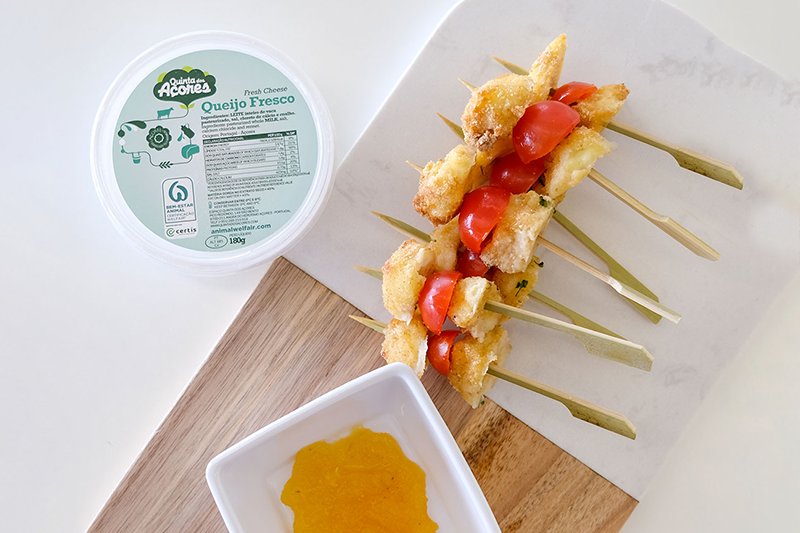 Espetadas de queijo fresco panado e tomate