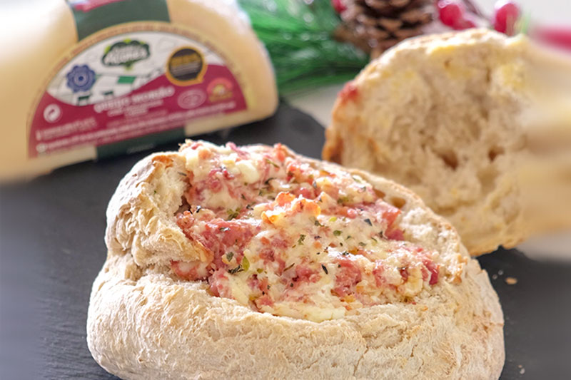 Pão recheado com chouriço e queijo