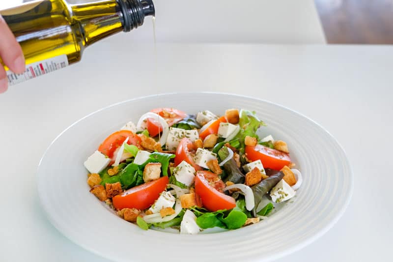 salada mediterrânea com base em dieta mediterrânica
