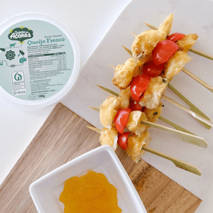 Espetadas de queijo fresco panado e tomate